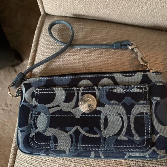 Coach top turn lock vintage
shoulder bag with wristlet matching - Picture 3 of 9